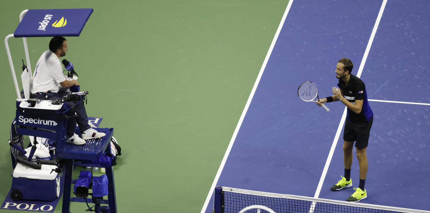 «Я же убил кого-то, да?» Медведев поссорился с судьями в полуфинале US Open - фото