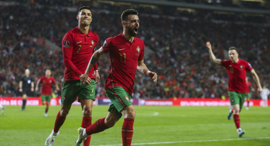Бруну Фернандеш и Криштиану Роналду празднуют гол в ворота сборной Северной Македонии