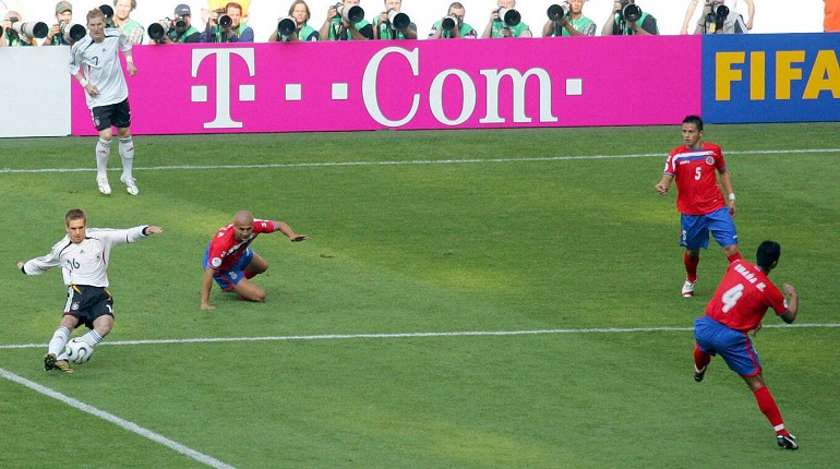 Филип Лам открывает счет в матче открытия ЧМ-2006 между Германией и Коста-Рикой