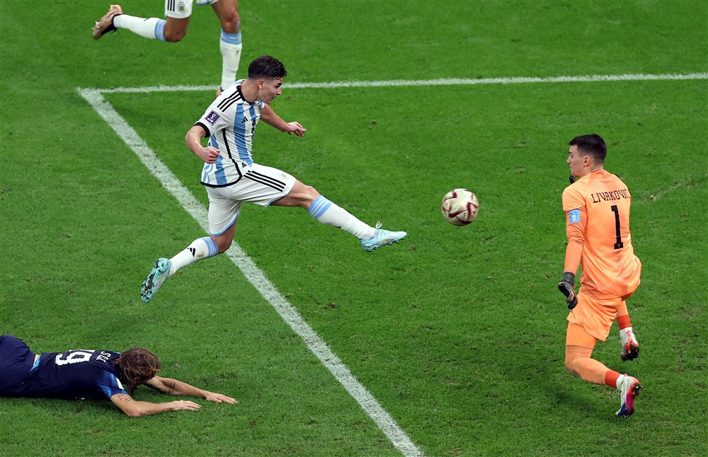 Нападение в футболе. Альварес 12 лет футбол. Матч друзей Месси против Австралии. Аргентина и Хорватия футбол 2022 угловые.
