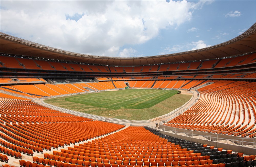 Большие стадионы европы. СОККЕР Сити стадион ЮАР. Кайзер Чифс стадион. Самый большой стадион в мире. Самый большой стадион в мире по футболу.