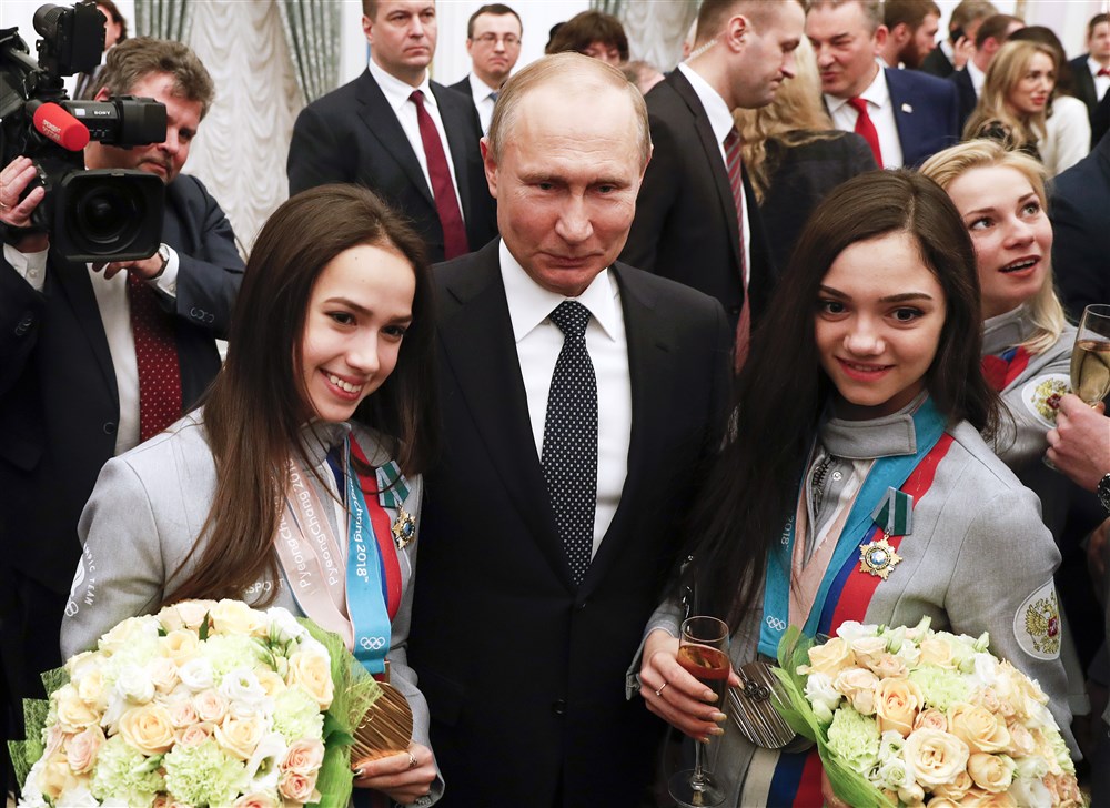 Фигуристки Алина Загитова и Евгения Медведева с президентом РФ Владимиром Путиным