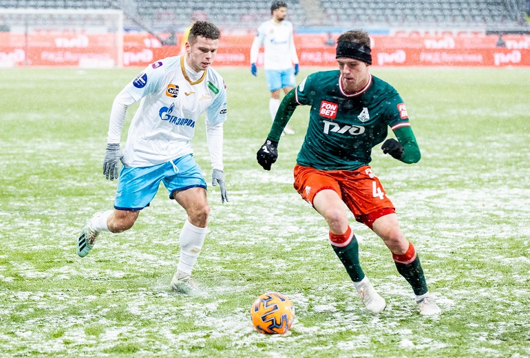 Матч между «Локомотивом» и «Зенитом» в декабре 2023 года в снегу