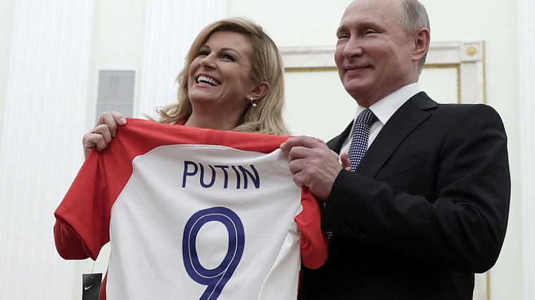 Президент Хорватии подарила Путину футболку с девятым номером - фото