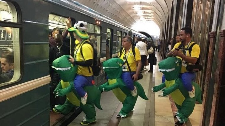 Бразильские болельщики ворвались в московское метро верхом на динозаврах - фото