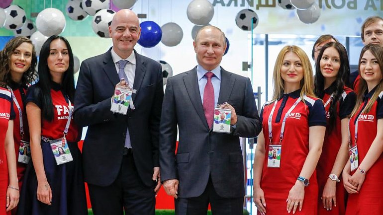 Путин и Инфантино получили паспорта болельщиков в Сочи - фото