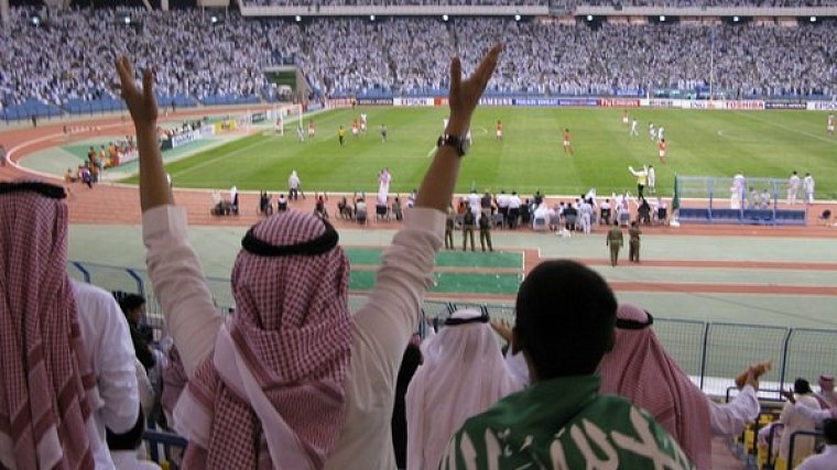 Женщины в Саудовской Аравии впервые сходили на футбол - фото