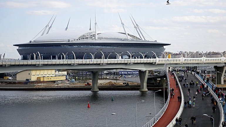 Крыша стадиона «Санкт-Петербург» дала течь, вода капает на сектор болельщиков - фото