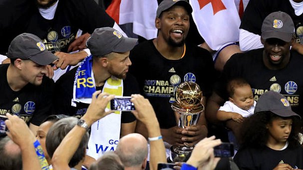 «Голден Стэйт» победил «Кливленд» и выиграл плей-офф НБА, Дюрант побил рекорд Шакила О'Нила (ВИДЕО) - фото