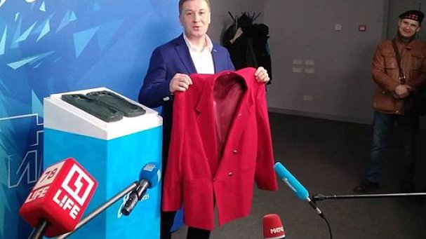 Владимир Кулик передал «Зениту» свой малиновый пиджак - фото