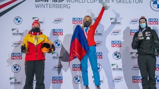 Российские чемпионы Европы вышли на награждение с флагом. А как же запрет WADA? - фото