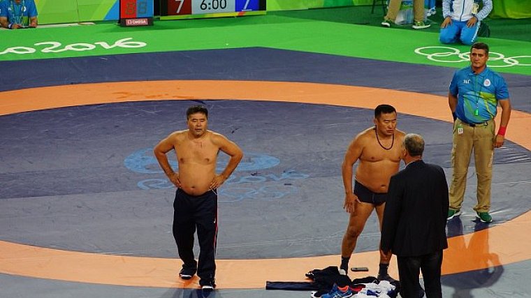 Тренеры монгольского борца устроили акцию протеста прямо на ковре - фото