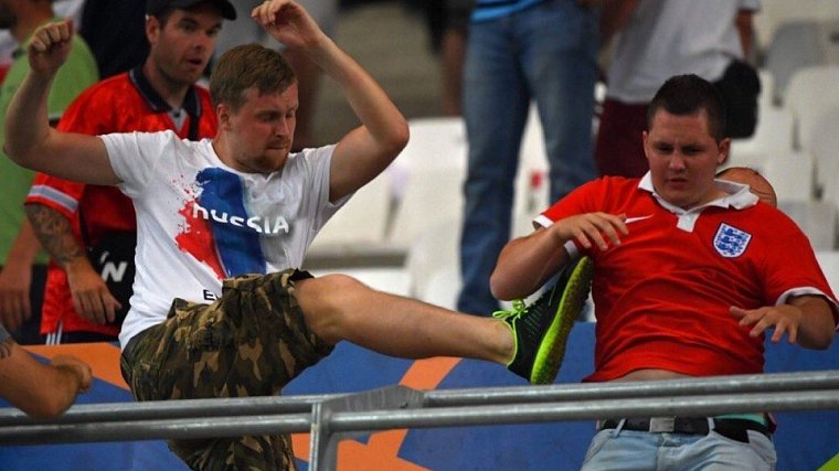 УЕФА обвинил российских болельщиков в расизме - фото