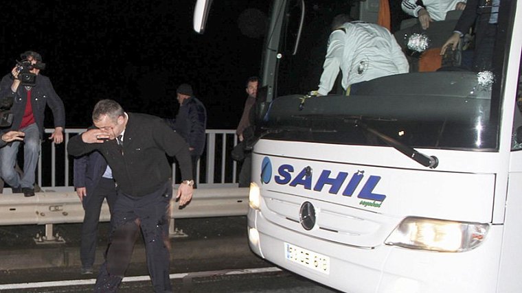 В Стамбуле автобус с фанатами «Локомотива» закидали камнями - фото