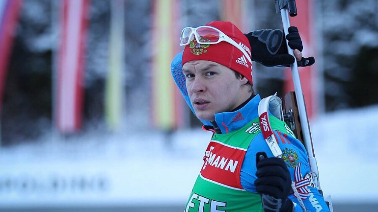 Матвей Елисеев одержал победу в индивидуальной гонке на кубке IBU - фото