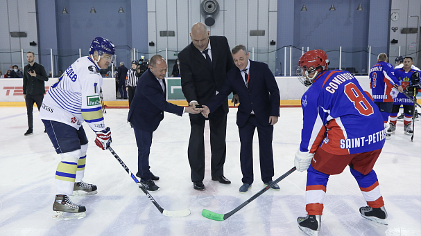 Политики сыграли в хоккей перед ПМЭФ. Путин на лед не вышел - фото