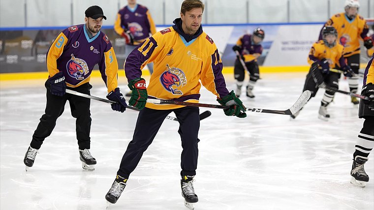 Незрячие хоккеисты команды «Фортуна» сыграли вместе с Михаилом Фисенко - фото
