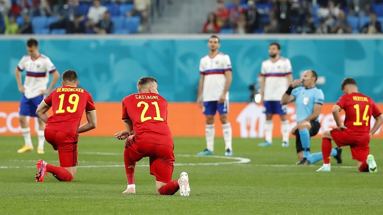 В английской прессе назвали позором отказ игроков сборной России встать на колени перед матчем с Бельгией - фото