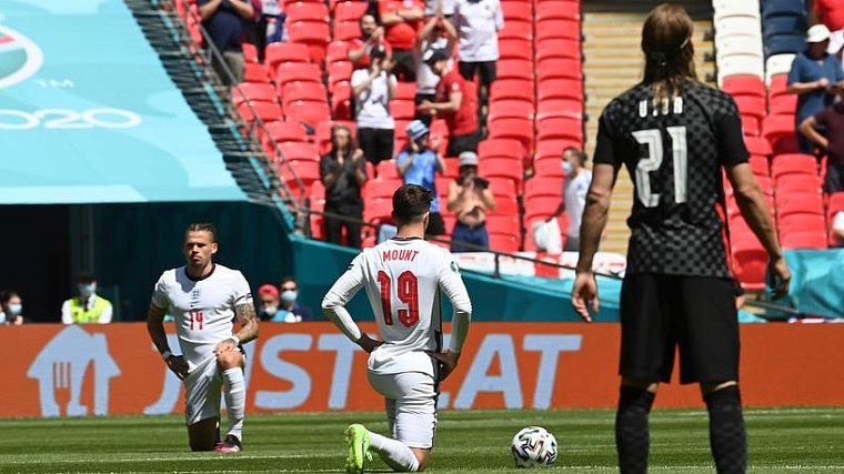 Английская футбольная лига предложит альтернативу преклонению колена в поддержку борьбы с расизмом - фото