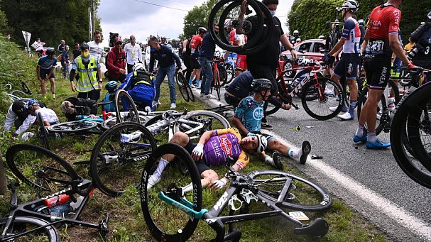 Полиция арестовала виновницу завала на «Тур де Франс» - фото