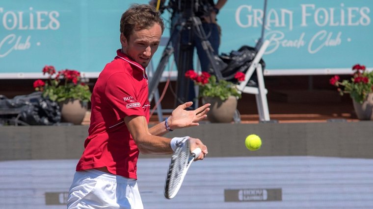 Медведев выиграл первый в карьере титул не на харде - фото