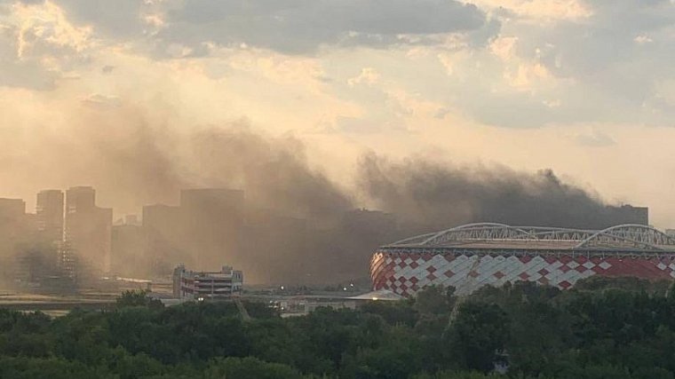 Возле стадиона «Спартака» начался пожар - фото