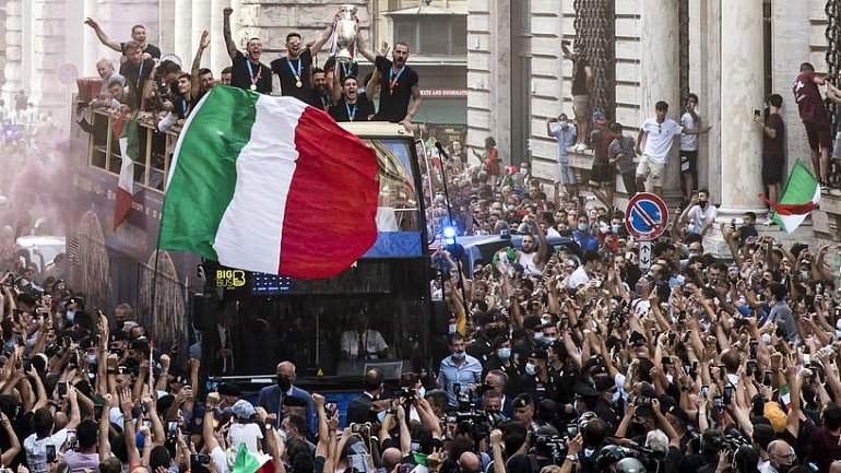 Италия намерена принять следующие чемпионаты мира или Европы по футболу - фото
