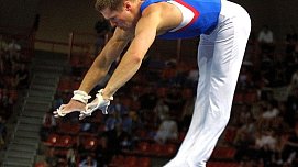 Немов поддержал олимпийцев из стойки на руках - фото
