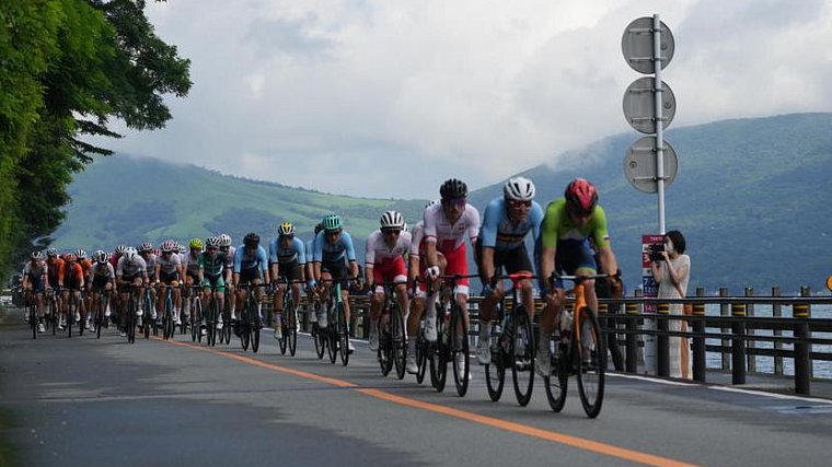 По вине организаторов сразу несколько велогонщиков остались без питания во время групповой гонки на Олимпиаде-2020 - фото