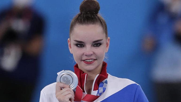 Плющенко и Слуцкая выразили недовольство из-за оценок судей гимнастке Авериной на Олимпиаде-2020 - фото