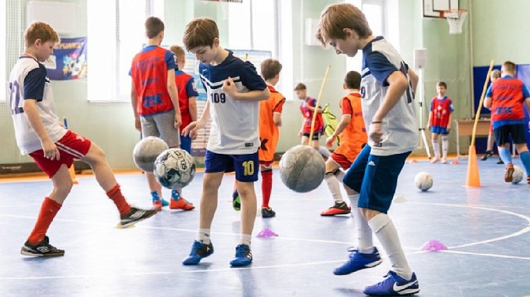 В 150 школах России стали обязательными уроки футбола - фото