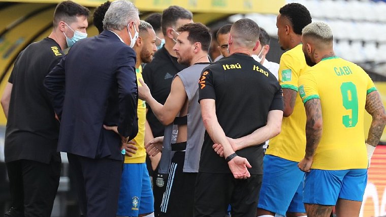 ФИФА откроет дисциплинарное дело после срыва матча в Бразилии - фото