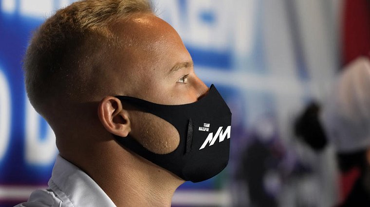 Российский гонщик «Формулы-1» выступит в шлеме с именами олимпийских чемпионов - фото