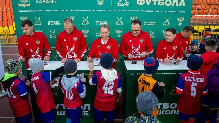 В Казани прошли уроки футбола для детей с участием легенд сборной России - фото
