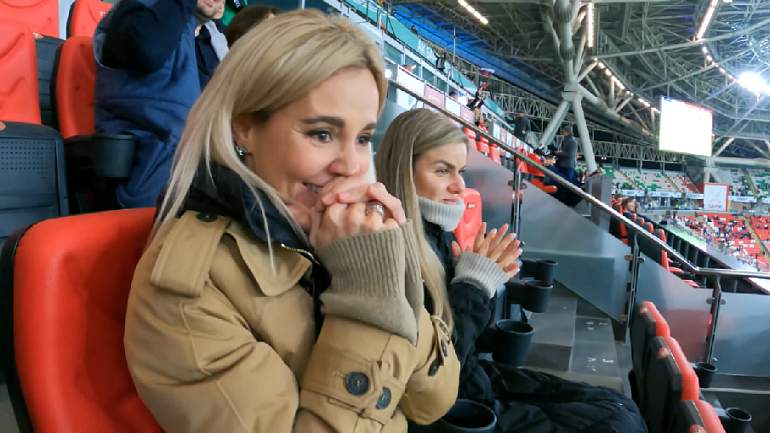 Жена Карпина – новый герой российского футбола. Она ходит на стадион вместе с мужем и поет в его честь - фото