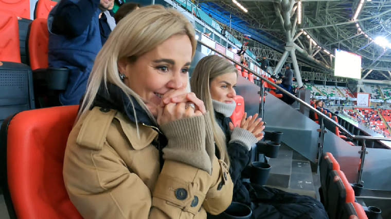 Жена Карпина – новый герой российского футбола. Она ходит на стадион вместе с мужем и поет в его честь - фото