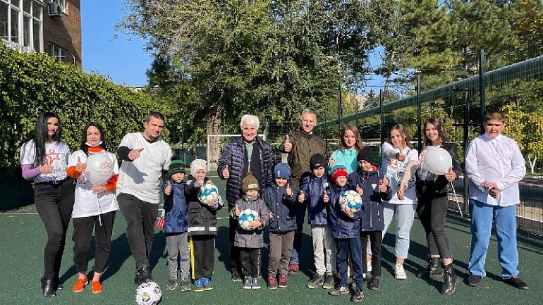 Лига Ставок подарила футбольную площадку воспитанникам Азовского центра помощи детям - фото