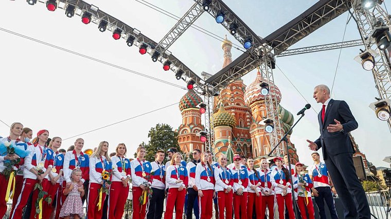 Министр спорта РФ: Надеюсь, в 2022-м российским атлетам вернут флаг - фото