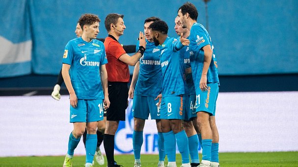 Шокирующий гол в ворота «Зенита»: судья Матюнин принял два спорных решения, не обращая внимания на VAR - фото