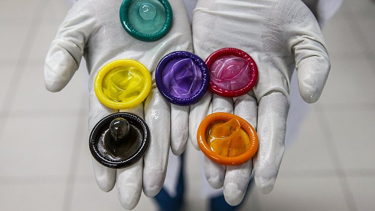 В Пекине начали раздавать презервативы, несмотря на пандемию - фото