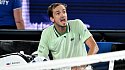 «Ты тупой?»: Медведев накричал на судью полуфинала Australian Open - фото