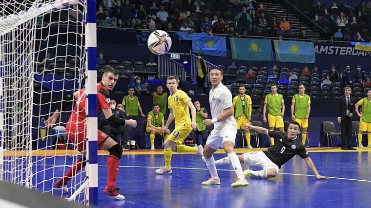 Украинский вратарь начал матч с Россией с гола в свои ворота - фото