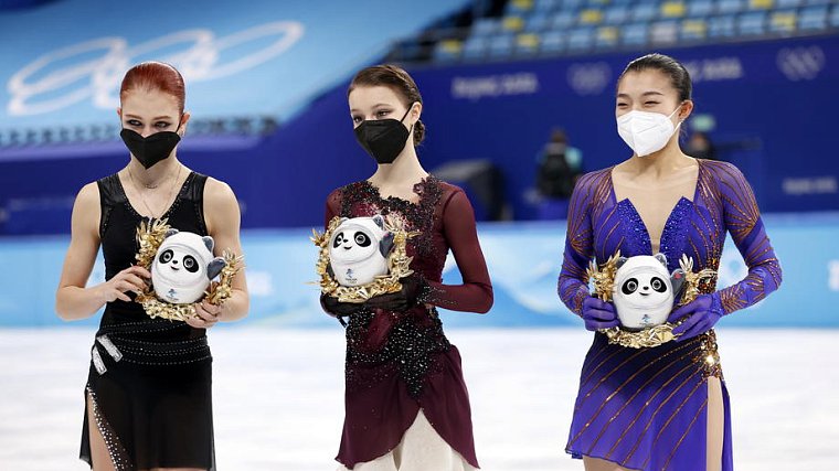 Медведева эмоционально поддержала Трусову после второго места на Олимпиаде - фото