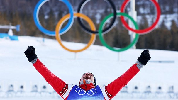 Большунов сменил волонтера в роли знаменосца сборной России на закрытии Олимпиады - фото