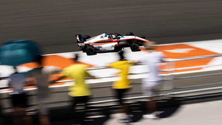 Российский гонщик завоевал третье место в испанской Формуле-4 - фото