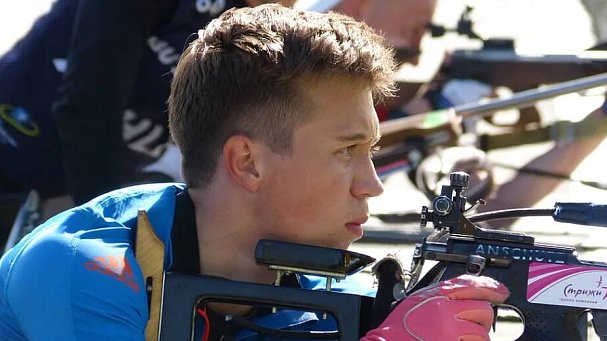 Серохвостов выиграл спринт на чемпионате России-2022 - фото