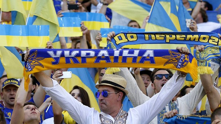Чемпионат Украины по футболу приостановят из-за ЧП - фото