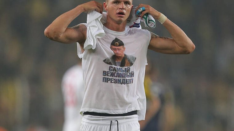 Тарасов отделался штрафом от УЕФА за футболку с Путиным - фото