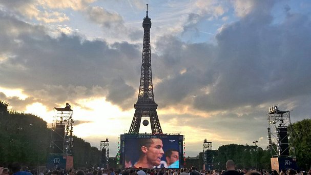 Париж смотрит четвертьфинал между Польшей и Португалией ФОТО.ВИДЕО - фото