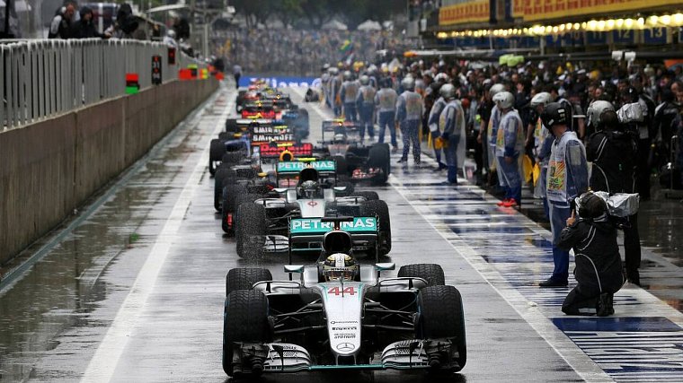 Гран-При Бразилии остановили из-за аварии Райкконена и дождя - фото